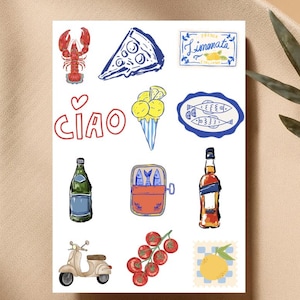 Op de afbeelding: Een verzameling geïllustreerde stickers met Italiaans eten en drinken. Bevat een rode kreeft, pizzapunt, ijs, vis, een fles wijn, sardines, een fles likeur, een scooter, tomaten en een citroenstempel. Het woord "CIAO" is ook opgenomen.