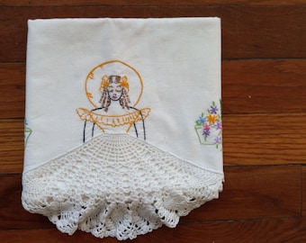 Federa per cuscino vintage ricamata a mano con motivo Goldie Locks: stile da donna in crinolina