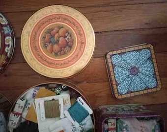 3 scatole di latta Crafty Joy, curate con elementi per il cucito lento, decorazioni per junk journal e scatole di ispirazione per il cucito.