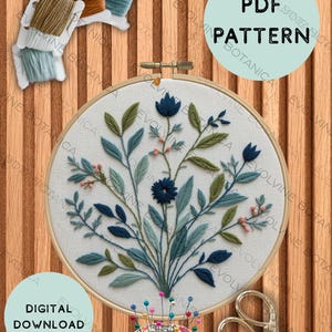 Pode incluir: Uma caneca de cerâmica branca com uma alça preta e o texto "But First, Coffee" em preto, com uma fonte manuscrita. A caneca está sobre uma superfície branca.