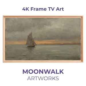 Könnte beinhalten: Gerahmtes Landschaftsgemälde eines Segelboots auf dem Wasser unter einem bewölkten Himmel. Das Kunstwerk befindet sich in einem hellen Holzrahmen. Der Text "4K Frame TV Art" und "MOONWALK ARTWORKS" werden angezeigt.