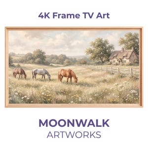 Könnte beinhalten: Gerahmtes Landschaftsgemälde mit drei Pferden, die auf einer Wiese grasen, mit einem Cottage im Hintergrund. Das Kunstwerk trägt die Bezeichnung "4K Frame TV Art" und "MOONWALK ARTWORKS". Der Rahmen ist hellholzfarben.