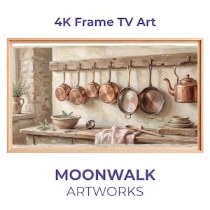 Op de afbeelding: Een ingelijste print van een rustieke keuken met koperen kookgerei dat boven een houten aanrecht hangt. Een koperen ketel en kommen zijn ook zichtbaar. De tekst "4K Frame TV Art" en "MOONWALK ARTWORKS" worden weergegeven.