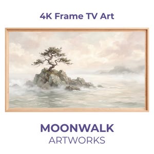 Puede incluir: Una impresión artística enmarcada para un televisor 4K. La obra de arte representa un árbol en una isla rocosa en un mar brumoso. El marco es de madera clara. El texto "4K Frame TV Art" y "MOONWALK ARTWORKS" son visibles.