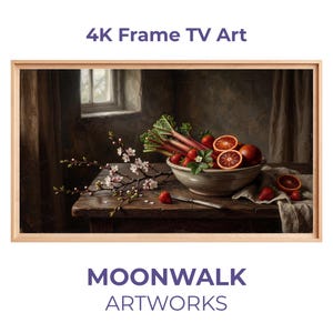 Könnte beinhalten: Ein gerahmter digitaler Kunstdruck mit dem Titel "4K Frame TV Art", der ein Stillleben zeigt. Das Kunstwerk zeigt eine Schüssel mit Erdbeeren und Blutorangen, Rhabarber und einen blühenden Zweig auf einem Holztisch. Der Text "MOONWALK ARTWORKS" befindet sich unten.