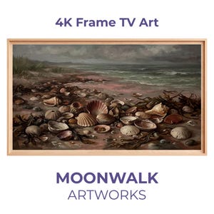 Könnte beinhalten: Ein gerahmtes Kunstwerk mit einer Strandszene mit Muscheln, Seetang und einem bewölkten Himmel. Das Kunstwerk trägt die Aufschrift "4K Frame TV Art" und "MOONWALK ARTWORKS."