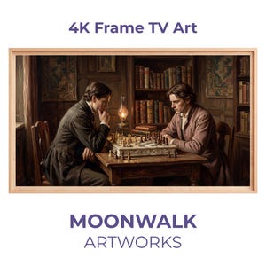 Puede incluir: Una obra de arte digital enmarcada que representa a dos hombres jugando al ajedrez. La escena está ambientada en una habitación con poca luz, con estanterías y una lámpara. La obra está etiquetada como "4K Frame TV Art" y "MOONWALK ARTWORKS".
