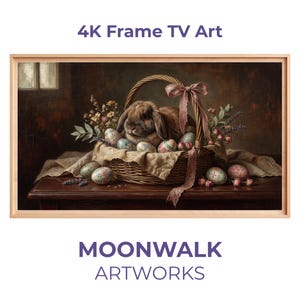 Op de afbeelding: Een digitaal kunstwerk in een lijst met een bruin konijn in een rieten mand vol versierde paaseieren. De mand is versierd met een roze lint en omringd door bloemen. De tekst "4K Frame TV Art" en "MOONWALK ARTWORKS" worden weergegeven.