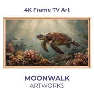Op de afbeelding: Een ingelijst 4K TV-kunstwerk met een zeeschildpad die zwemt in een onderwaterlandschap met koraal en vissen. Het kunstwerk zit in een licht houten frame. De tekst "4K Frame TV Art" en "MOONWALK ARTWORKS" worden weergegeven.