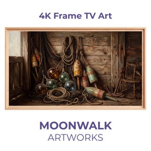 Puede incluir: Una obra de arte enmarcada titulada "4K Frame TV Art" que presenta una naturaleza muerta náutica. La imagen muestra boyas de pesca, flotadores de vidrio, cuerdas y un ancla contra un fondo de madera desgastada. La obra es de MOONWALK ARTWORKS.
