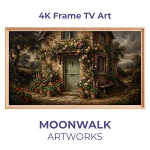 Könnte beinhalten: Ein gerahmtes digitales Kunstwerk mit dem Titel "4K Frame TV Art", das eine malerische Cottage-Szene zeigt. Das Cottage hat eine grüne Tür, Steinmauern und ist mit Kletterrosen und Topfblumen geschmückt. Das Kunstwerk stammt von MOONWALK ARTWORKS.