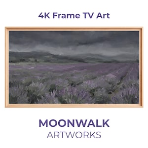 Peut inclure: Peinture de paysage encadrée d'un champ de lavande sous un ciel orageux. L'œuvre présente un champ de fleurs violettes et de feuillage vert, avec des montagnes en arrière-plan. Le cadre est en bois clair. Le texte en haut indique "4K Frame TV Art" et en bas "MOONWALK ARTWORKS".