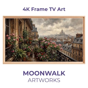 Pode incluir: Uma impressão de arte digital emoldurada com uma cena de varanda parisiense com flores rosa e vermelhas em flor, com vista para uma paisagem urbana. A obra de arte é rotulada como "4K Frame TV Art" e "MOONWALK ARTWORKS". A moldura é de madeira clara.