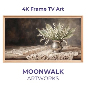 Könnte beinhalten: Ein gerahmtes digitales Kunstwerk mit einem Stillleben aus weißen Maiglöckchen in einer silbernen Vase. Das Gemälde steht auf einem Tisch, der mit einem Spitzentuch bedeckt ist. Der Rahmen ist hellbraun, und der Text "4K Frame TV Art" und "MOONWALK ARTWORKS" sind zu sehen.
