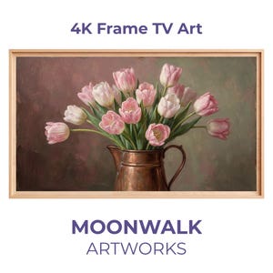 Puede incluir: Una obra de arte digital enmarcada que presenta una naturaleza muerta de tulipanes rosas y blancos en una jarra de cobre. La obra de arte está ambientada sobre un fondo apagado con el texto "4K Frame TV Art" y "MOONWALK ARTWORKS".