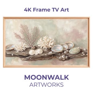 Puede incluir: Una obra de arte enmarcada que presenta una naturaleza muerta de conchas marinas, corales y dólares de arena sobre madera flotante. La obra de arte tiene un marco de madera clara y una paleta de colores suaves y apagados. Se muestra el texto "4K Frame TV Art" y "MOONWALK ARTWORKS".