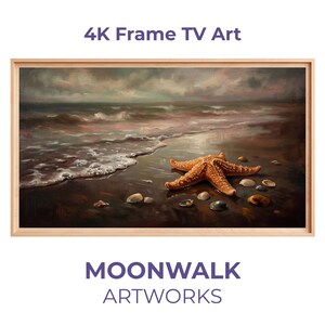 Puede incluir: Una obra de arte enmarcada titulada "4K Frame TV Art" que representa una escena de playa con una estrella de mar y conchas marinas. La pintura tiene un marco de madera natural. El texto "MOONWALK ARTWORKS" se muestra debajo.