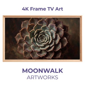 Puede incluir: Una impresión artística enmarcada para TV 4K que presenta una planta suculenta. La obra de arte muestra un diseño detallado en tonos verdes, marrones y morados. El marco es de color madera clara. El texto "4K Frame TV Art" y "MOONWALK ARTWORKS" son visibles.