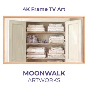 Puede incluir: Una obra de arte digital enmarcada para un televisor 4K, que representa un armario con sábanas blancas y beige dobladas en estantes. Los ramos y saquitos de lavanda añaden un toque de color. La marca es "MOONWALK ARTWORKS".