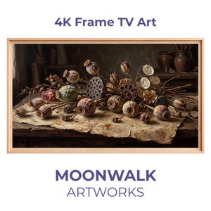 Könnte beinhalten: Ein gerahmter 4K-TV-Kunstdruck mit einem Stillleben aus getrockneten Samenkapseln und Blumen in Braun-, Beige- und Grüntönen. Das Kunstwerk ist vor einem dunklen Hintergrund platziert und enthält den Text "4K Frame TV Art" und "MOONWALK ARTWORKS".