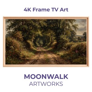 Op de afbeelding: Een ingelijst landschapsschilderij van een onverharde weg die door een met bomen omzoomd pad slingert. Het kunstwerk zit in een licht houten frame en bevat de tekst "4K Frame TV Art" en "MOONWALK ARTWORKS". De schildering toont een landelijke scène met weelderig groen.
