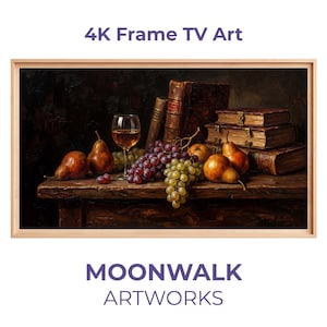Könnte beinhalten: Ein gerahmter 4K-TV-Kunstdruck mit einem Stillleben mit Birnen, Trauben, einem Glas Wein und antiken Büchern. Das Kunstwerk hat eine dunkle, stimmungsvolle Ästhetik mit einem Holzrahmen. Der Text "4K Frame TV Art" und "MOONWALK ARTWORKS" werden angezeigt.