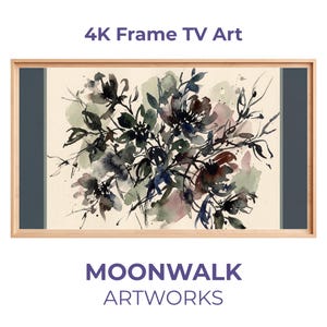 Op de afbeelding: Een ingelijst 4K TV-kunstwerk met een aquarel bloemenontwerp in zwart, groen en paars. Het kunstwerk staat tegen een crèmekleurige achtergrond, omlijst door een lichte houten rand en donkerblauwe zijpanelen. De tekst "4K Frame TV Art" en "MOONWALK ARTWORKS" worden weergegeven.