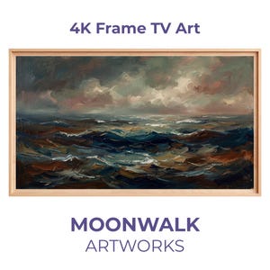 Op de afbeelding: Een ingelijst kunstwerk getiteld "4K Frame TV Art" toont een zeegezicht met een stormachtige lucht. Het schilderij heeft tinten blauw, bruin en wit, met zichtbare penseelstreken. Het kunstwerk is ingelijst in een lichtgekleurde houten lijst. De tekst "MOONWALK ARTWORKS" staat eronder.