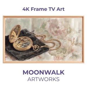 Puede incluir: Una obra de arte digital enmarcada titulada "4K Frame TV Art" que presenta un reloj de bolsillo dorado con la esfera abierta, revelando intrincados engranajes. El reloj descansa sobre una bolsa de terciopelo gris oscuro, con una cadena dorada. De MOONWALK ARTWORKS.