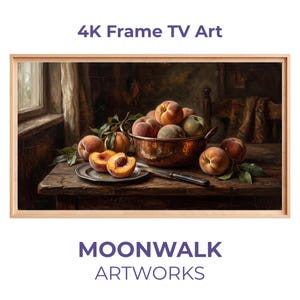 Puede incluir: Una obra de arte digital enmarcada que presenta una naturaleza muerta de melocotones. La imagen muestra un cuenco de cobre lleno de melocotones, algunos cortados en un plato. La obra de arte está etiquetada como "4K Frame TV Art" y "MOONWALK ARTWORKS".