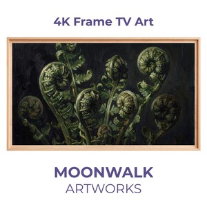 Può includere: Un'opera d'arte incorniciata con primi piani di fronde di felci verdi su uno sfondo scuro. La cornice è in legno chiaro. Il testo in alto recita "4K Frame TV Art" e in basso "MOONWALK ARTWORKS."