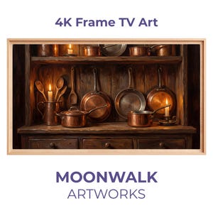 Op de afbeelding: Een ingelijst digitaal kunstwerk getiteld "4K Frame TV Art" met een rustieke keukenscène. De afbeelding toont koperen potten, pannen en keukengerei op houten planken, verlicht door kaarslicht. Het kunstwerk is gebrandmerkt met de tekst "MOONWALK ARTWORKS".