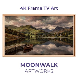 Può includere: Dipinto di paesaggio incorniciato di una scena lacustre con montagne, un molo e una barca. L'opera d'arte è in una cornice di legno chiaro. Il testo "4K Frame TV Art" e "MOONWALK ARTWORKS" sono visualizzati.