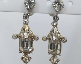 Pendientes colgantes vintage Coro de tono plateado con pedrería transparente y cierre de rosca.
