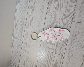 Motelsleutelhanger met roze strik | Wit hartpatroon