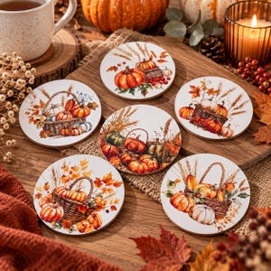 Puede incluir: Un juego de cinco posavasos redondos, cada uno con una ilustración en acuarela única de calabazas en cestas de mimbre, rodeadas de hojas de otoño y tallos de trigo. Los diseños muestran calabazas de color naranja, blanco y verde.