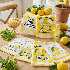 Op de afbeelding: Een collectie geel-witte keukendoeken met citroenpatronen, kabouterillustraties en tekst waaronder "Hello lemons", "Easy peasy lemon squeeze", "Farm to table", "Fresh picked", "Sweet time" en "day". Een houten bordje toont "Collection Citron Frais".