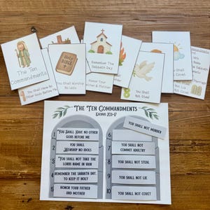 Puede incluir: Un conjunto de tarjetas educativas y una hoja de actividades titulada The Ten Commandments Exodus 20:1-17. Las tarjetas presentan ilustraciones y texto para cada mandamiento, mientras que la hoja muestra dos tablas de piedra numeradas.