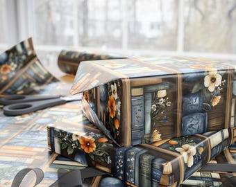 Op de afbeelding: Cadeaudozen verpakt in decoratief papier met een boekenplankontwerp. Het papier heeft een bruine achtergrond met blauwe, oranje en witte bloemaccenten. Zwart lint en een schaar zijn ook zichtbaar.