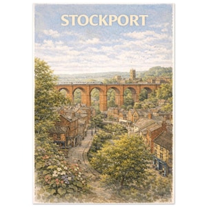 Könnte beinhalten: Ein Vintage-Druck von Stockport, der eine detaillierte Illustration eines Backsteinviadukts mit einem Zug, einer Stadt und einem Kirchturm unter einem bewölkten Himmel zeigt. Das Wort "STOCKPORT" ist oben aufgedruckt.