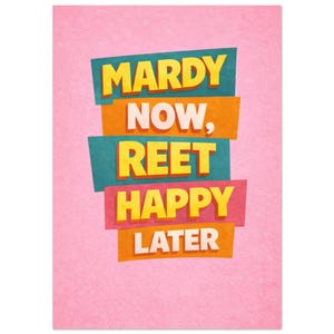 Puede incluir: Fondo rosa con las palabras "MARDY NOW, REET HAPPY LATER" en un diseño apilado y colorido. El texto es amarillo con contorno blanco, sobre bloques azules, naranjas y rosas.