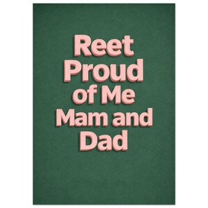 Peut inclure: Carte de vœux avec l'inscription "Reet Proud of Me Mam and Dad" en rose, en lettres en relief. Le texte est centré sur un fond vert foncé, créant un design simple mais accrocheur.