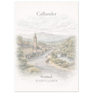 Op de afbeelding: Waterverfprint van Callander, Schotland, met een straatbeeld met een klokkentoren, gebouwen en een brug. De print bevat de tekst "Callander", "Scotland" en de coördinaten 56.2423° N, 4.2155° W.