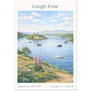 Puede incluir: Una impresión artística rectangular titulada Lough Erne, Northern Ireland, que muestra un paisaje de un lago con un castillo en una isla, botes pequeños, un cisne y flores silvestres en primer plano. El texto incluye las coordenadas 54.4200 N, 7.7000 W.