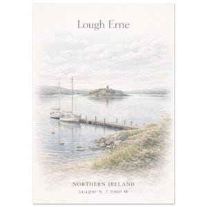 Puede incluir: Una impresión que muestra un paisaje de Lough Erne en Irlanda del Norte, con dos veleros amarrados a un muelle de madera, una pequeña isla con una estructura de piedra a lo lejos y el texto Lough Erne, Northern Ireland, 54.4200 N, 7.7000 W.