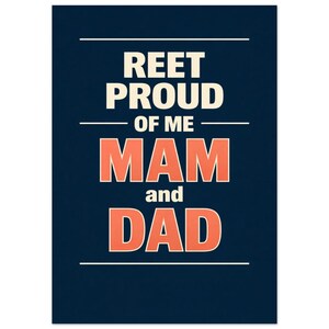 Peut inclure: Impression rectangulaire bleu marine avec le texte "REET PROUD OF ME MAM and DAD" en lettres blanches et orange. Des lignes blanches horizontales encadrent les mots "OF ME".