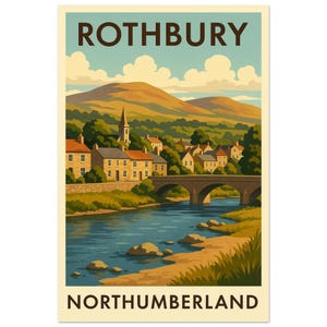 Op de afbeelding: Een vintage reisaffiche voor Rothbury, Northumberland. De afbeelding toont een rivier die onder een stenen brug stroomt, met een dorp en een kerk op de achtergrond. De lucht is blauw met pluizige witte wolken. De tekst "ROTHBURY" en "NORTHUMBERLAND" staan bovenaan en onderaan.