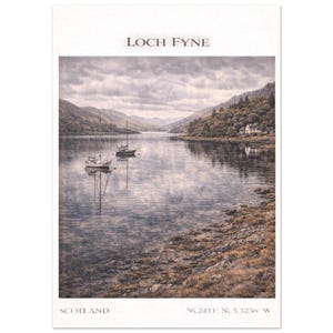 Könnte beinhalten: Ein malerischer Druck von Loch Fyne in Schottland, mit zwei Segelbooten auf ruhigem Wasser, das den bewölkten Himmel widerspiegelt. Der Text "LOCH FYNE" steht oben, mit "SCOTLAND" und Koordinaten unten. Das Bild zeigt eine ruhige Landschaft.