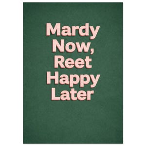 Puede incluir: Tarjeta rectangular verde oscuro con la frase "Mardy Now, Reet Happy Later" en rosa. La tipografía texturizada y el fondo verde oscuro crean un contraste llamativo, ideal para una tarjeta.