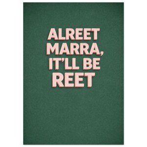 Puede incluir: Una tarjeta de felicitación con la frase "ALREET MARRA, IT'LL BE REET" en rosa, con letras en 3D. El texto está centrado sobre un fondo verde oscuro texturizado. La tarjeta es rectangular.